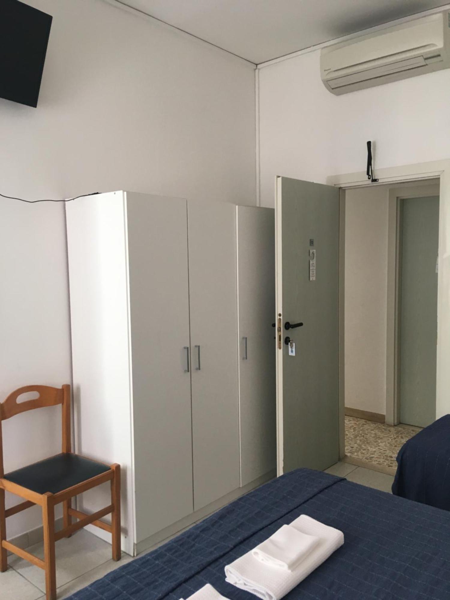 Hotel Maddalena Marina di Ravenna Værelse billede