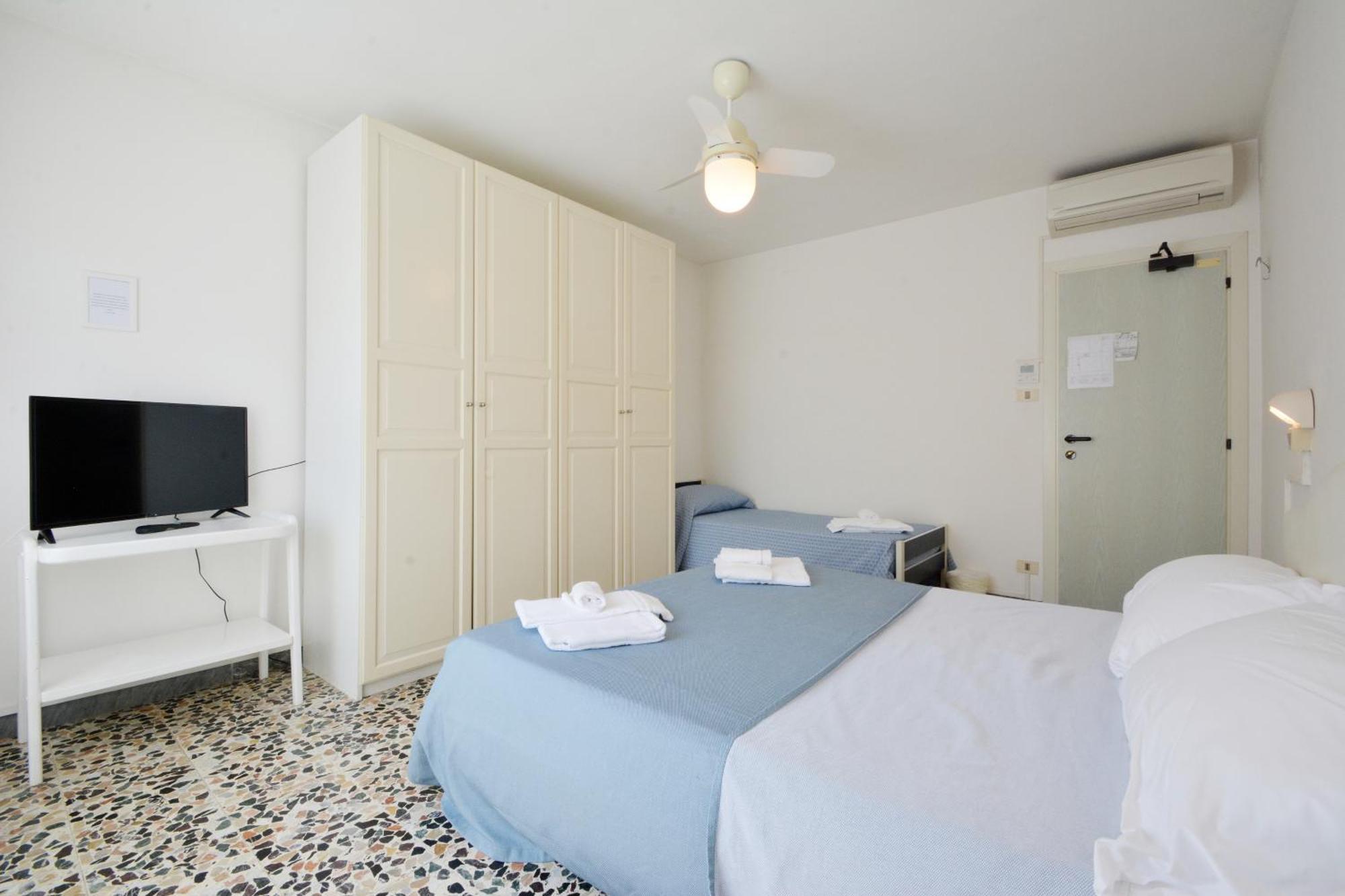 Hotel Maddalena Marina di Ravenna Værelse billede